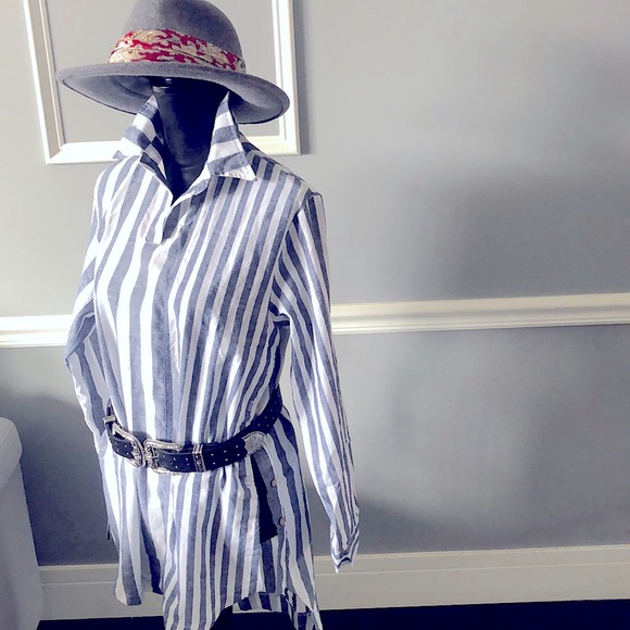 Stylish Stripe top with side button detail. - Picture 2 of 4